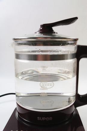 准备一壶清水，烧开。