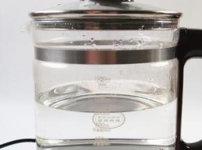 准备一壶清水，烧开。