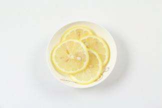 柠檬清洗干净，切片。