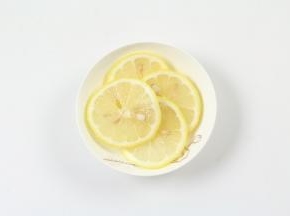 柠檬清洗干净，切片。