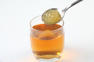 将茶叶滤出，茶水稍微放凉，加入一勺丘比白桃果酱。