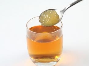 将茶叶滤出，茶水稍微放凉，加入一勺丘比白桃果酱。