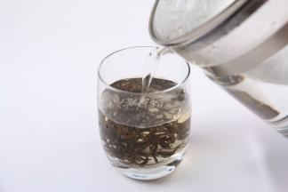 倒入适量的开水，迅速倒水，这一次是洗茶。