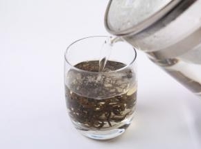 倒入适量的开水，迅速倒水，这一次是洗茶。