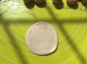 取一份水油皮材料，用擀面杖擀成圆片