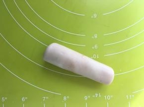 之后卷起来，卷成牛舌卷状，盖保鲜膜松弛15分钟