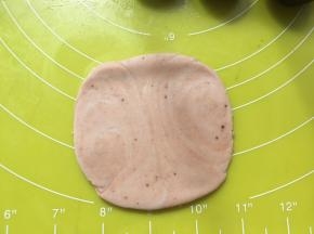 之后压扁，总擀面杖擀成圆片