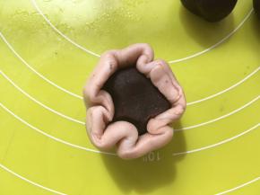 包裹上豆沙馅，收好收口