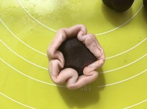 包裹上豆沙馅，收好收口