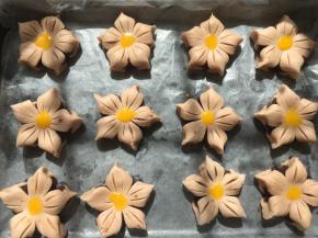 蛋黄打散，在花朵的中间滴上一滴，形成花蕊