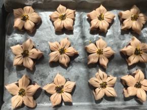 在蛋黄液上撒上适量的黑芝麻