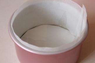 将模具中加入油纸