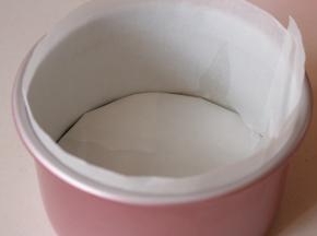 将模具中加入油纸