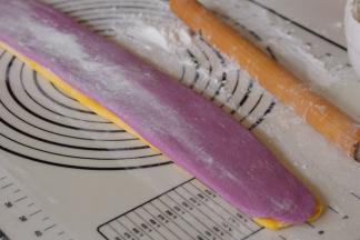 南瓜面团涂少量的水，放上紫薯面团