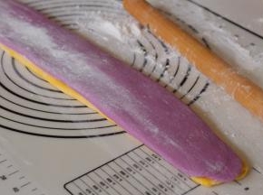 南瓜面团涂少量的水，放上紫薯面团