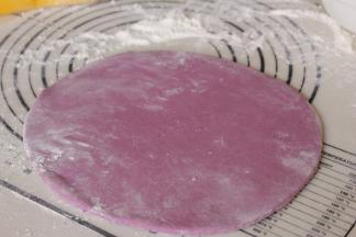 紫薯面团也擀成长方形