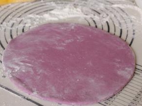 紫薯面团也擀成长方形
