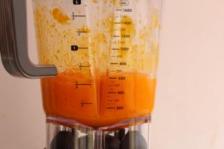 将南瓜泥去皮放入蒸锅中蒸熟，放入汉美驰破壁机中加入少量的水开启果汁功能