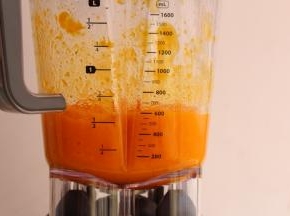 将南瓜泥去皮放入蒸锅中蒸熟，放入汉美驰破壁机中加入少量的水开启果汁功能