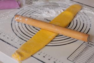 将南瓜面团擀成长舌形