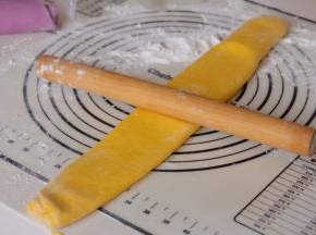将南瓜面团擀成长舌形