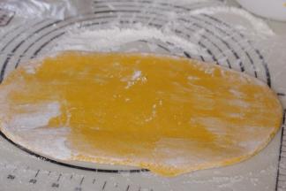 南瓜面团擀成长方形