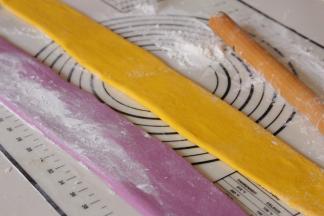 紫薯面团也擀成长舌形