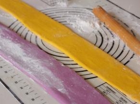 紫薯面团也擀成长舌形