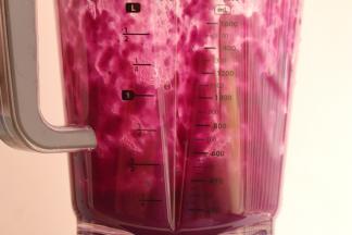 紫薯蒸熟放入破壁机中，加入少量的水，开启果汁功能，