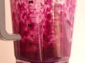 紫薯蒸熟放入破壁机中，加入少量的水，开启果汁功能，