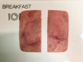 把火腿片平均切成两片。