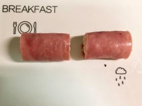 用火腿片把饭团卷起，接口向下放。