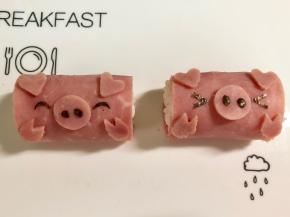 用海苔剪出小猪的鼻孔和嘴巴，表情可以自由发挥。