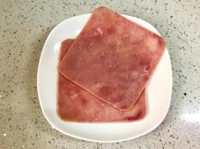 火腿片解冻后，蒸五分钟。