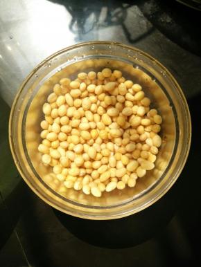 黄豆提前泡发两到三个小时。