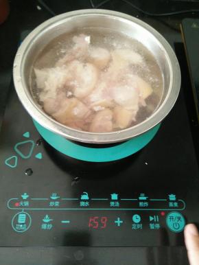 冷水入锅，加入适量料酒，煮五分钟左右捞出。