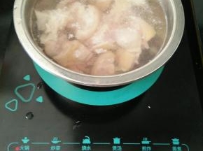 冷水入锅，加入适量料酒，煮五分钟左右捞出。