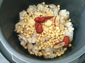 加入黄豆、红枣和姜片。