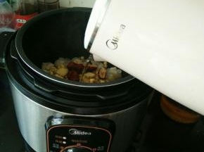 加入适量热水。