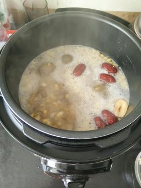 先开盖滚几分钟，这样可以去除猪手和黄豆的腥味。