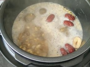 先开盖滚几分钟，这样可以去除猪手和黄豆的腥味。