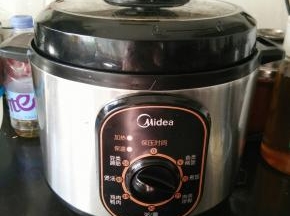 然后加入适量盐，盖上盖子，调到豆类蹄筋功能即可。