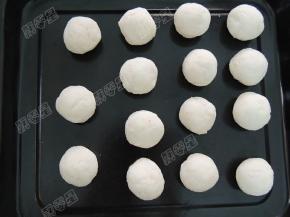 把山药泥分成小份，和成团，每份约25g