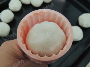 放入月饼模具中