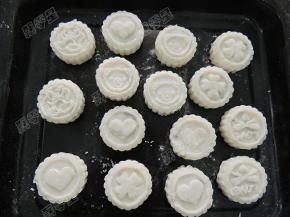 轻轻按压，提起月饼模具脱模，红豆山药糕就做好啦