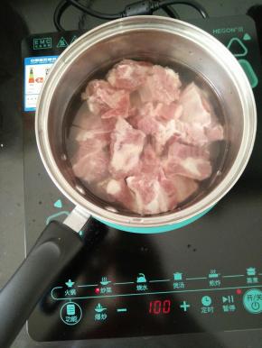 排骨冷水入锅，加入适量料酒，煮三到五分钟。