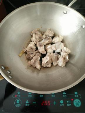 热锅凉油下姜片，放入焯过水排骨，小火煎至微黄。