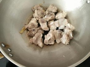 热锅凉油下姜片，放入焯过水排骨，小火煎至微黄。