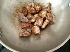 加入耗油、生抽、老抽和少许盐，翻炒片刻。