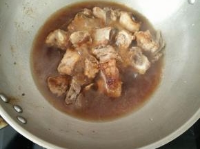 接着加入热水，煮三分钟左右。